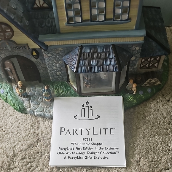 PARTYLITE #P7315 / "CANDLE SHOPPE" OLDE WORLD VILLAGE TEALIGHT HOUSE NIB - Picture 2 of 3